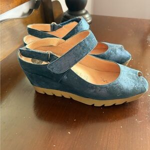 Chic Navy Wedge Sandals